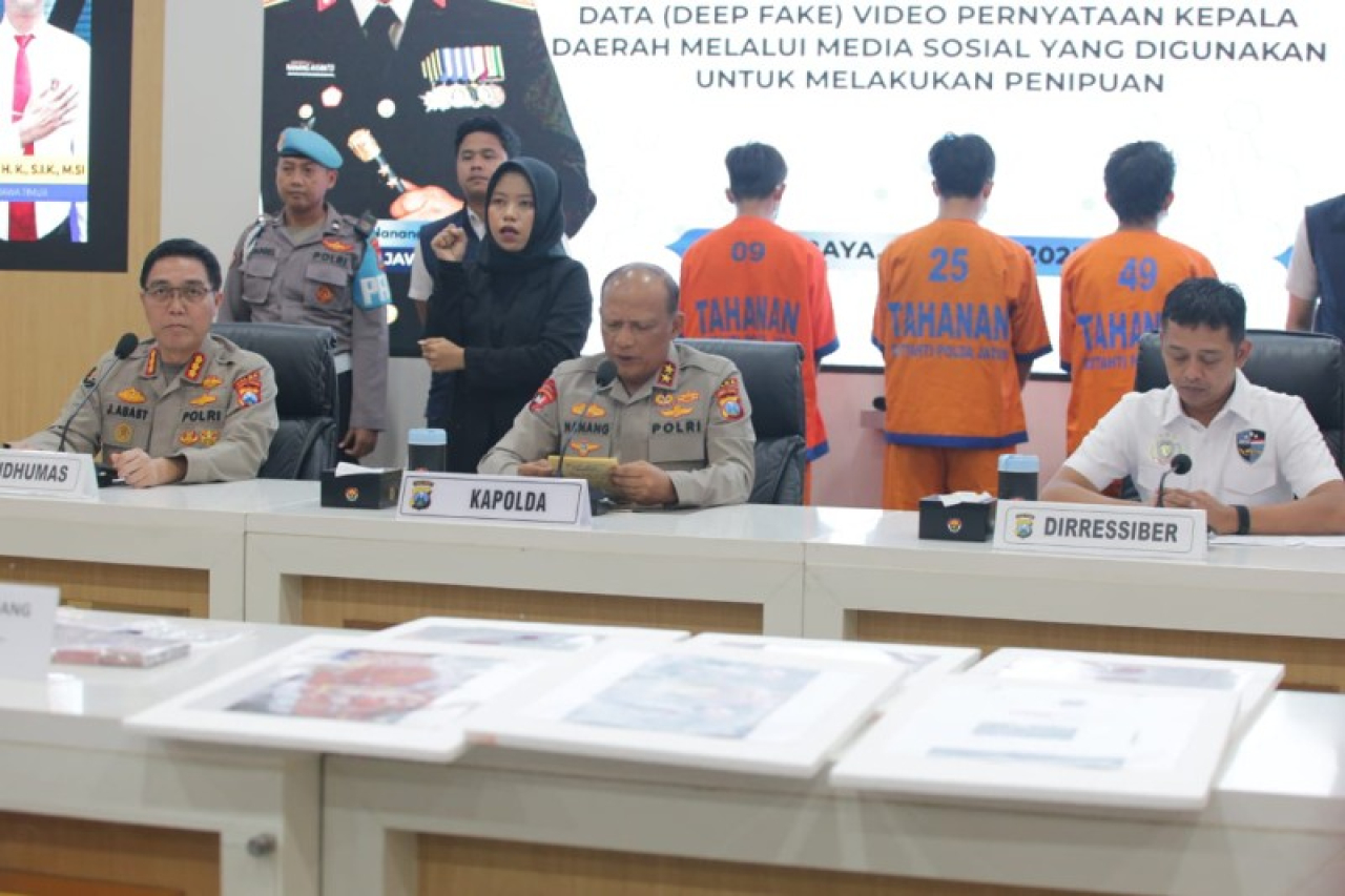 Kapolda Jatim Irjen Pol. Nanang Avianto saat konferensi pers terkait pengungkapan kasus Video Hoax. (ist)