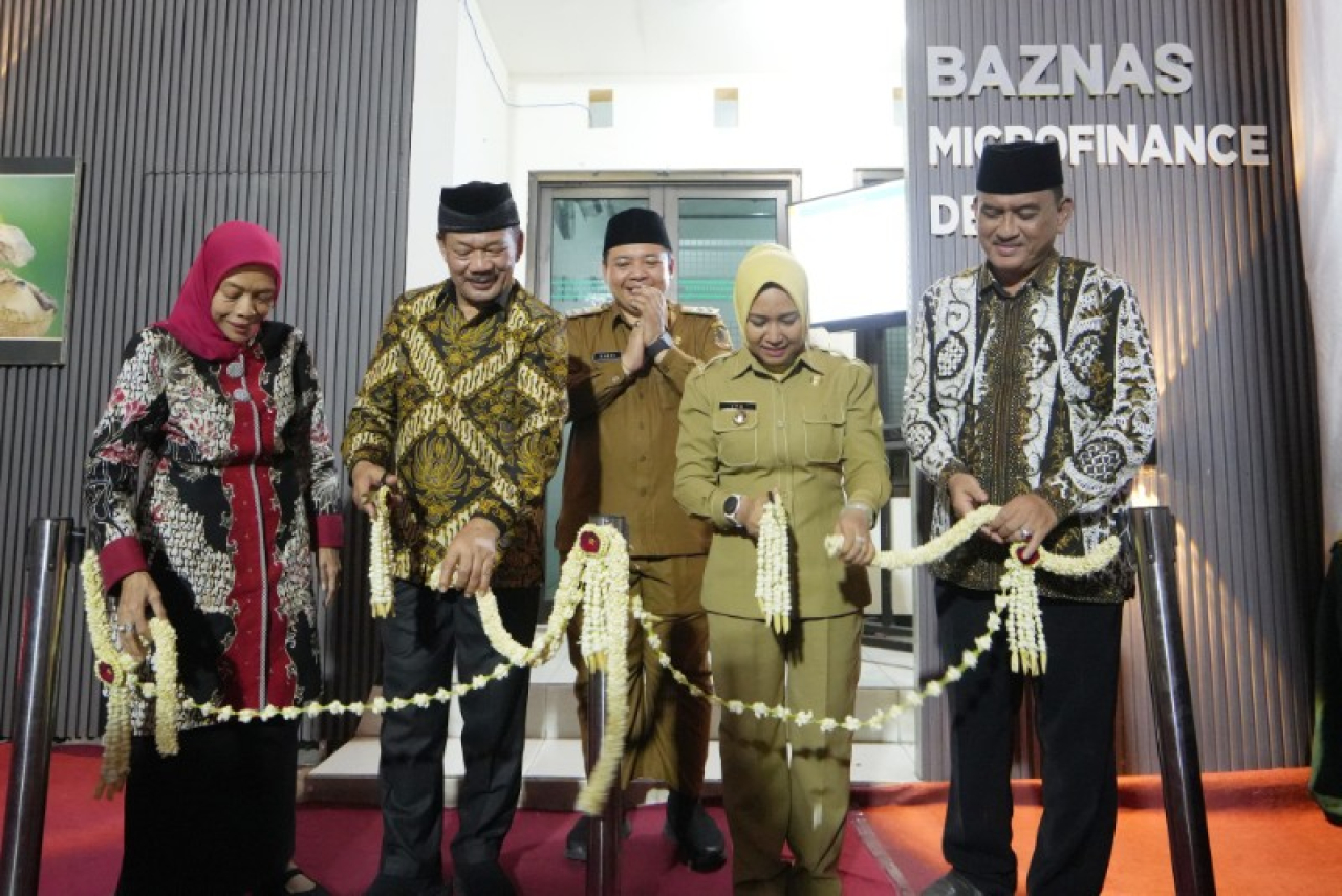 Wali Kota Mojokerto Ning Ita meresmikan program BMD di kantor Baznas Kota Mojokerto. (ist)
