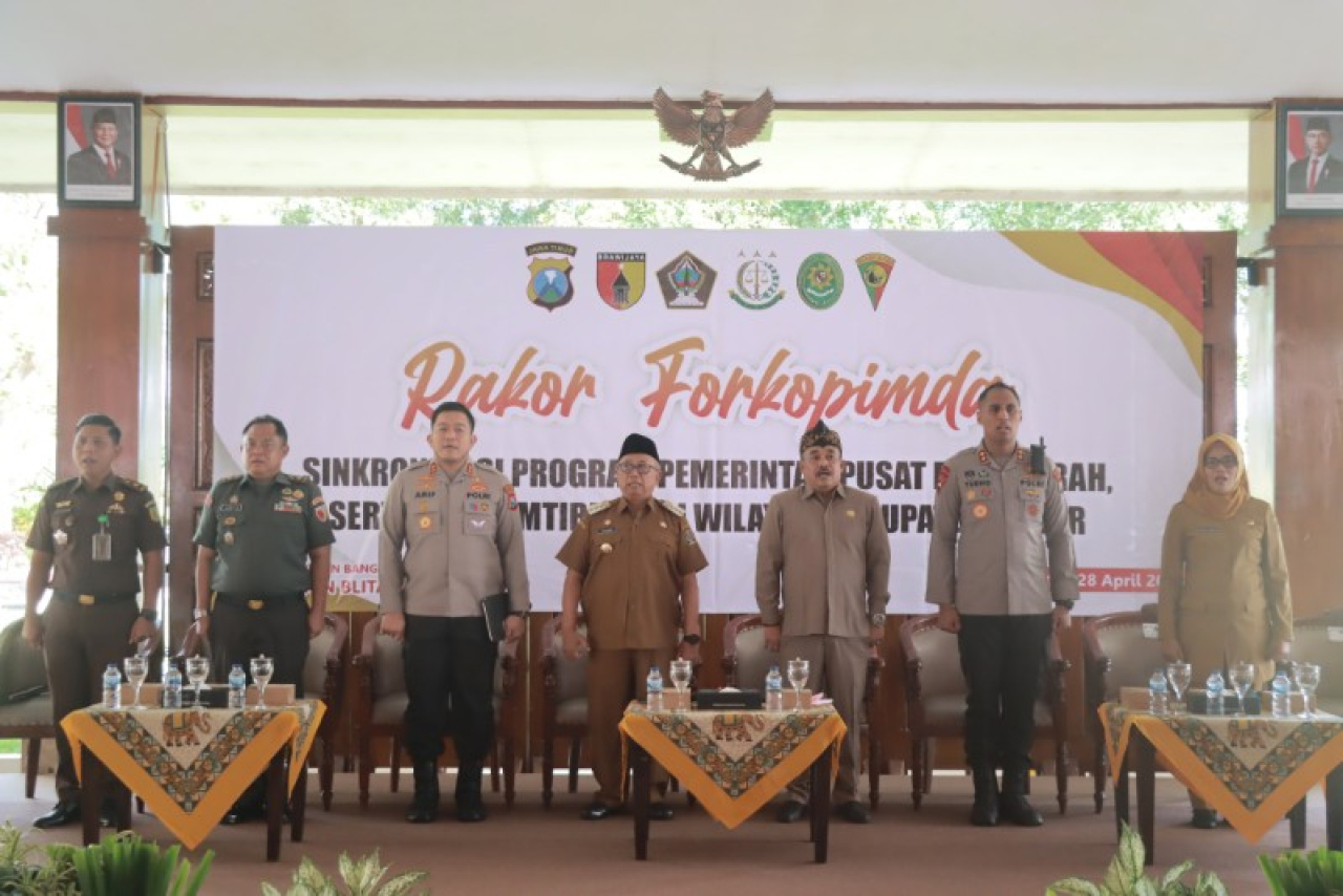 Bupati Blitar bersama Forkopinda sebelum memberikan arahan kepada Bhabinkamtibmas. (ist)