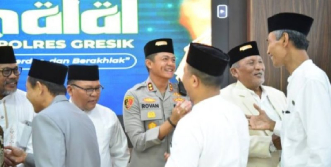 Ketum MUI Gresik halal bi hakal di Mapolres Gresik. (ist)