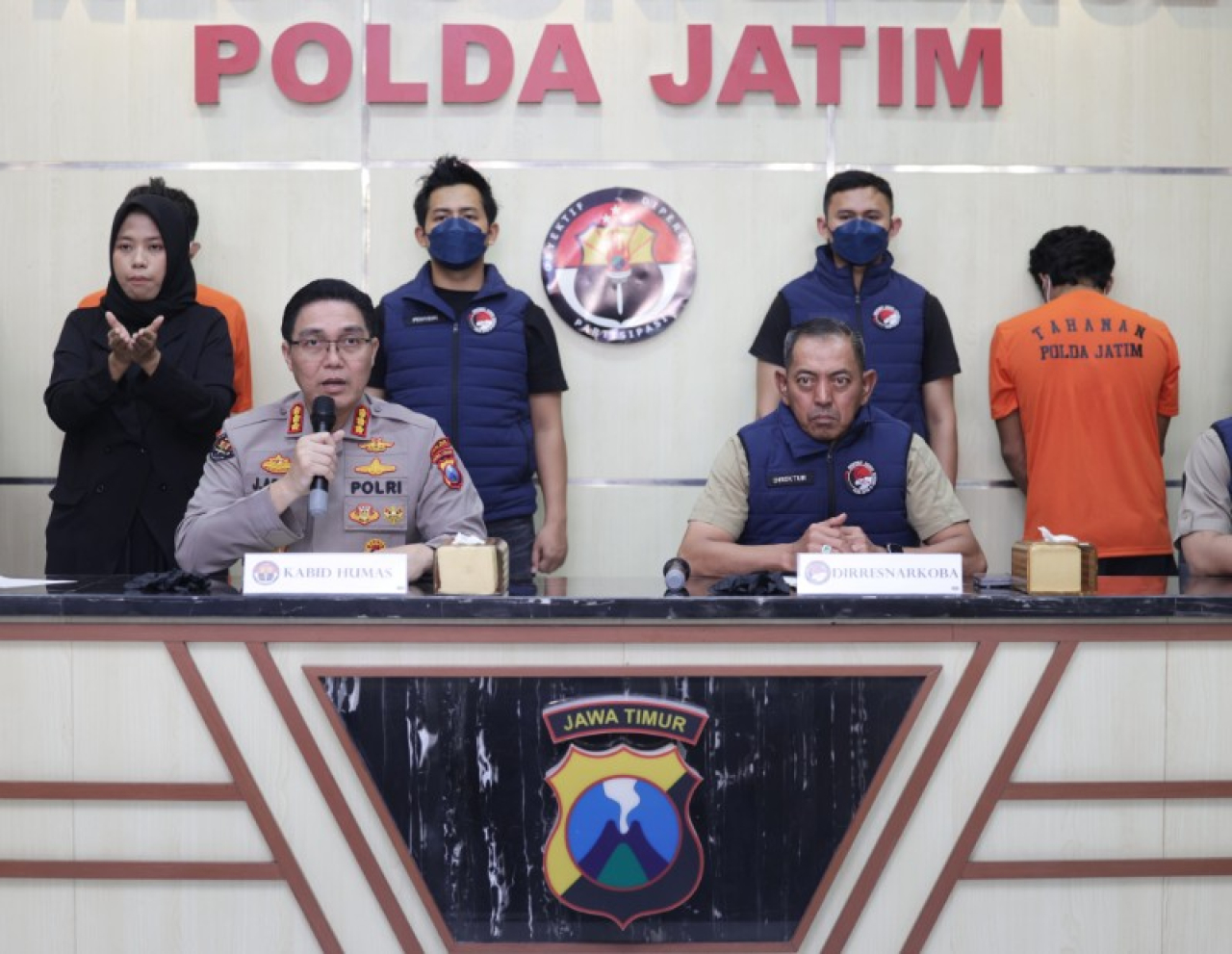 Ditresnarkoba Polda Jatim Kombes Pol Robert Dacosta menerangkan kasus narkoba jaringan internasional. (ist)