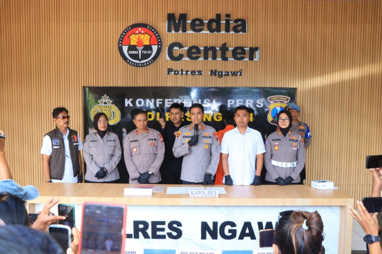 Kapolres Ngawi AKBP Charles Pendapotan Tampubolon saat konferensi pers terkait pengungkapan kasus curanmor. (ist)