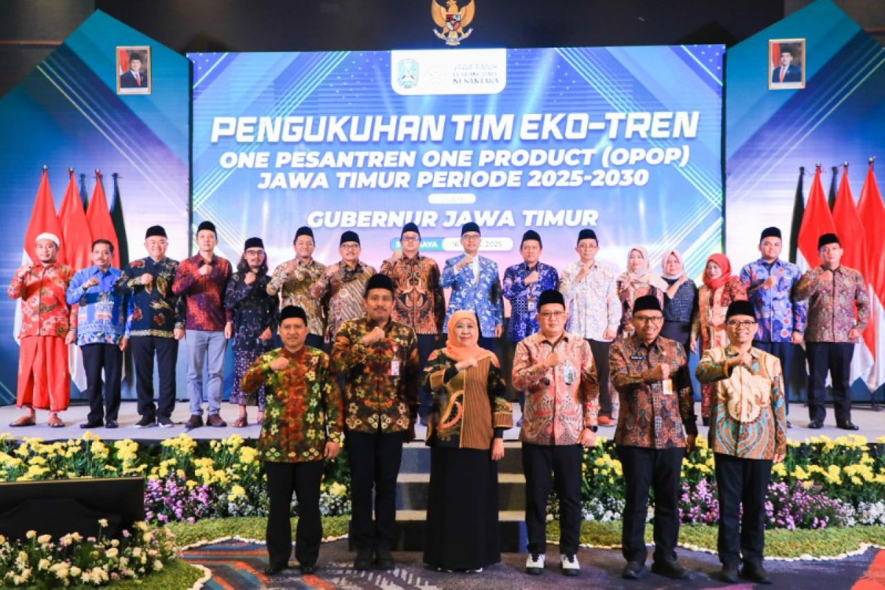 Gubernur Jawa Timur Khofifah Indar Parawansa mengukuhkan 16 orang Anggota Tim Penguatan dan Pengembangan Eko-Tren OPOP Jawa Timur masa bakti 2025-2030 di Harris Hotel & Conventions Gubeng Surabaya. (Ist)