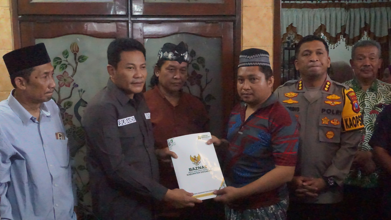 Bupati Sidoarjo, Subandi takziyah ke rumah keluarga korban tragedi longsor Pacet Mojokerto di Desa Desa Kloposepuluh Kecamatan Sukodono menyerahkan bantuan. (Ist)