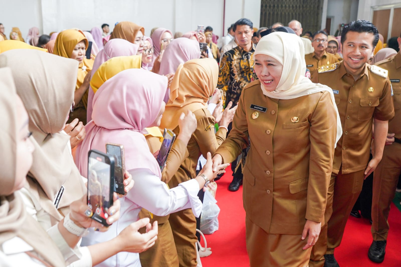 Gubernur Khofifah bersama Wakil Gubernur Emil saat halal bihalal dengan ASN Pemprov Jatim di Jatim International Expo (JIE) Convention Exhibition, Jl. Ahmad Yani Surabaya, Selasa (8/4). (Ist)