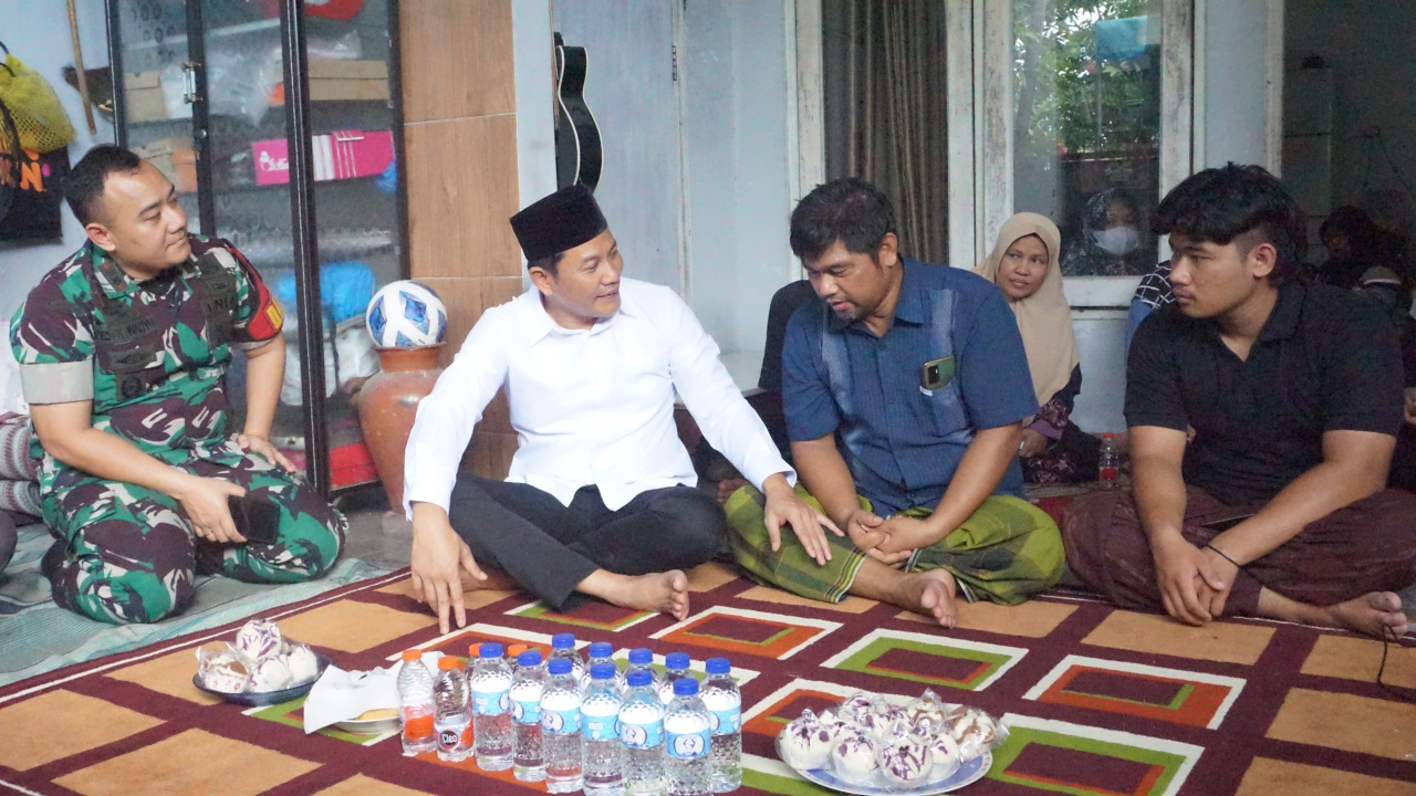 Bupati Sidoarjo bersama forkopimda takziah ke rumah duka korban terseret ombak pantai Balekambang. (Ist)