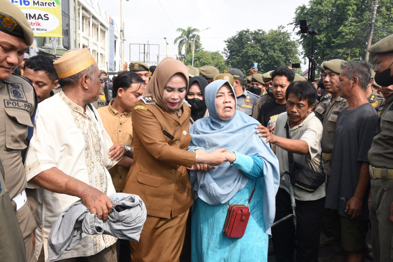 Wakil Bupati Sidoarjo, Mimik Idayana usai berdialog dengan PKL Pepelegi. (Ist)