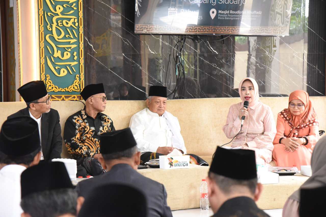 Wakil Bupati Sidoarjo, Mimik Idayana saat halal bihalal dengan pengurus MUI Sidoarjo di Ponpes Manba’ul Hikam 2 Balongdowo Candi, Rabu (16/4/2025). (Ist)
