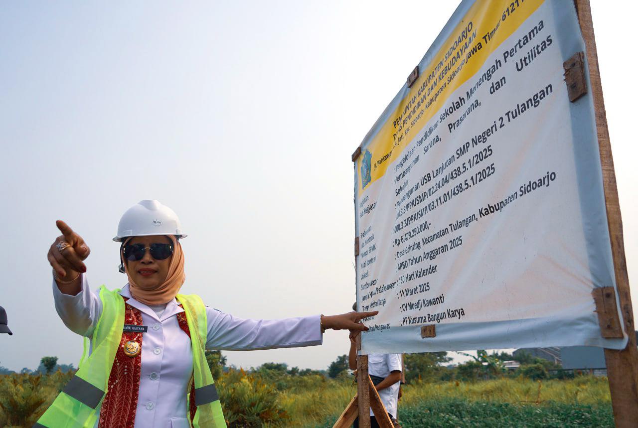 Wakil Bupati Sidoarjo, Mimik Idayana meninjau proyek SMPN 2 Tulangan. (Ist)