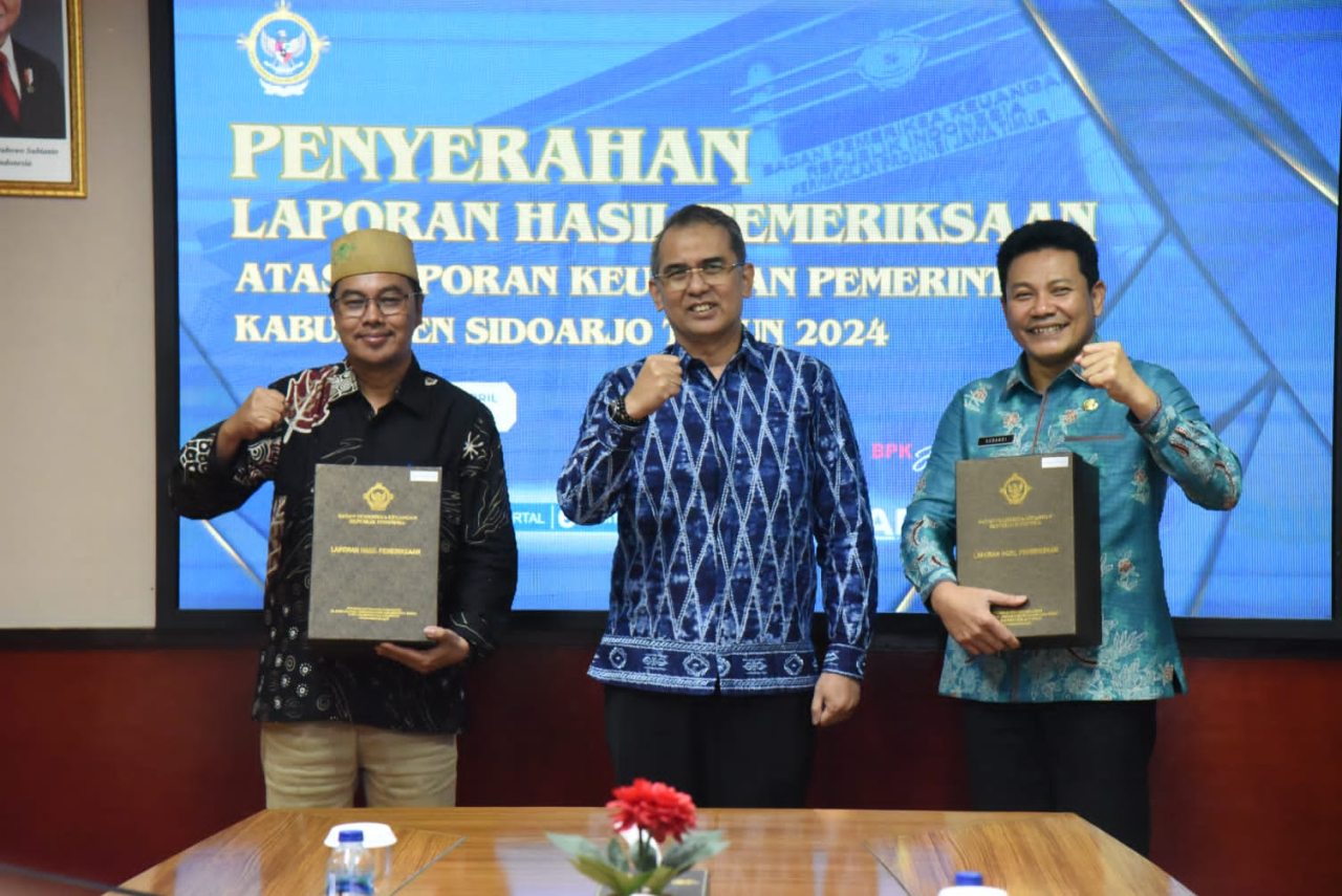 Penyerahan LHP LKPD Kabupaten Sidoarjo tahun 2024 oleh BPK Perwakilan Jawa Timur kepada Bupati Sidoarjo Subandi dan juga diserahkan kepada Ketua DPRD Kabupaten Sidoarjo Abdilah Nasih.(ist)