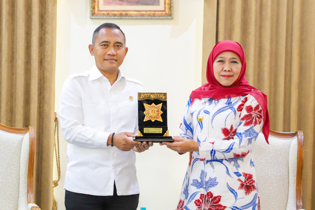 Gubernur Khofifah menerima cindera mata dari Kepala Badan Nasional Penanggulangan Terorisme (BNPT) RI Komjen Pol Eddy Hartono di VIP Room Bandara Juanda, Sidoarjo, Kamis (17/4). (Ist)