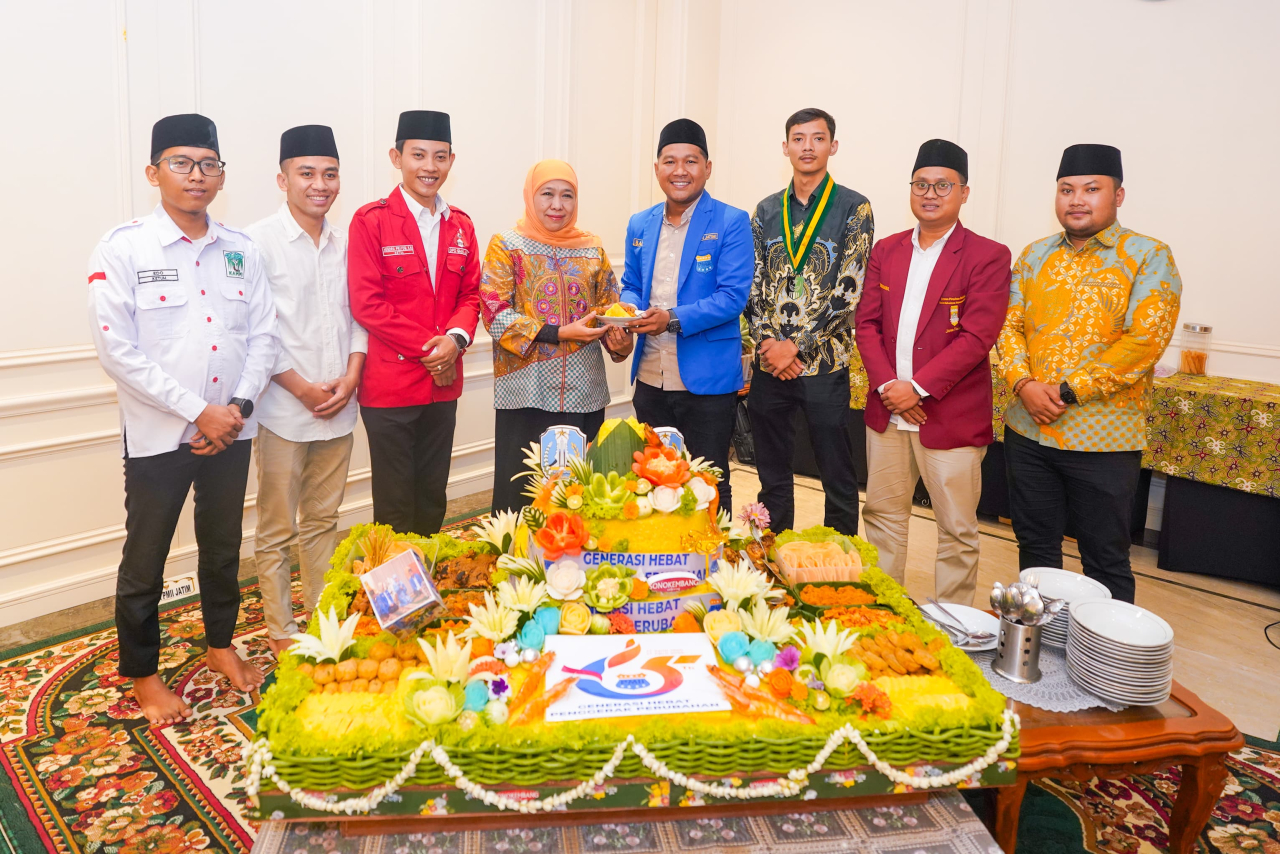 Gubernur Jawa Timur Khofifah Indar Parawansa menggelar syukuran sederhana dengan mengundang Pimpinan Cipayung Plus serta Kader PMII se-Jatim di kediaman Jemursari Surabaya, Kamis (18/4) malam.(Ist)