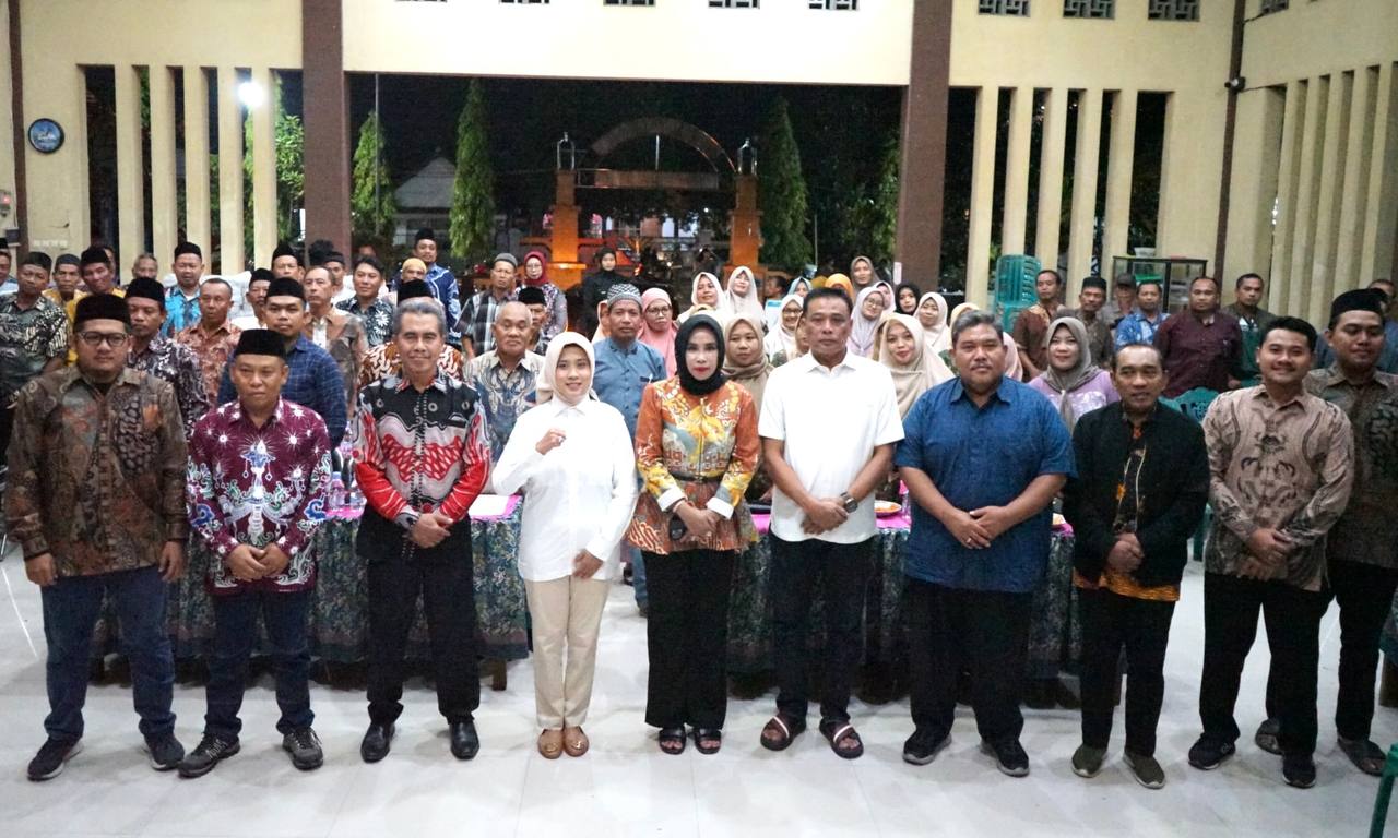 Wakil bupati Mimik Idayana bersama wakil ketua, DPRD Kayan beserta pejabat Dinas Koperasi Sidoarjo. (Ist)