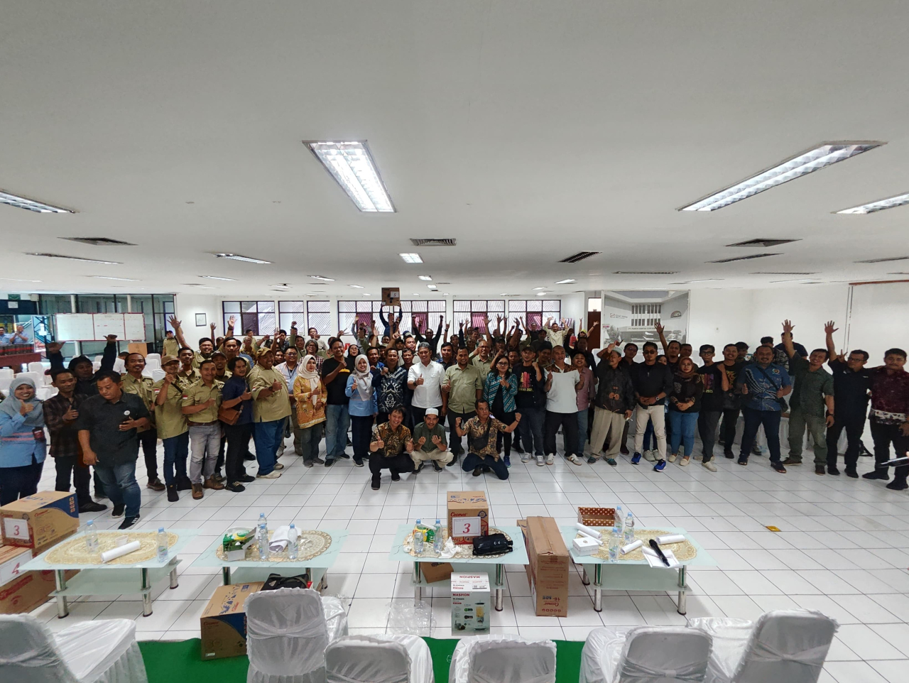 Wartawan Sidoarjo dan Mojokerto dari berbagai organisasi saat halal bihalal dengan manajemen PT Tjiwi Kimia. (Ist)