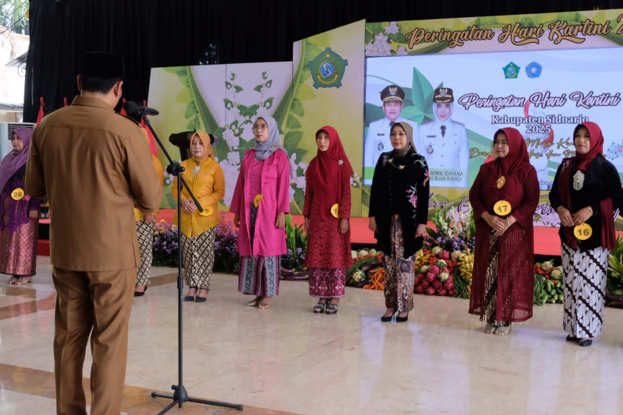 Bupati Subandi saat mengukuhkan Bunda Genre di Pendopo Delta Wibawa Sidoarjo. (Ist)