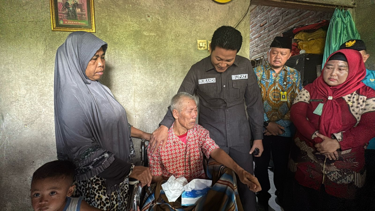 Bupati Subandi menyambangi Supardi warga Temu Prambon dan memberikan bantuan perbaikan rumah. (Ist)