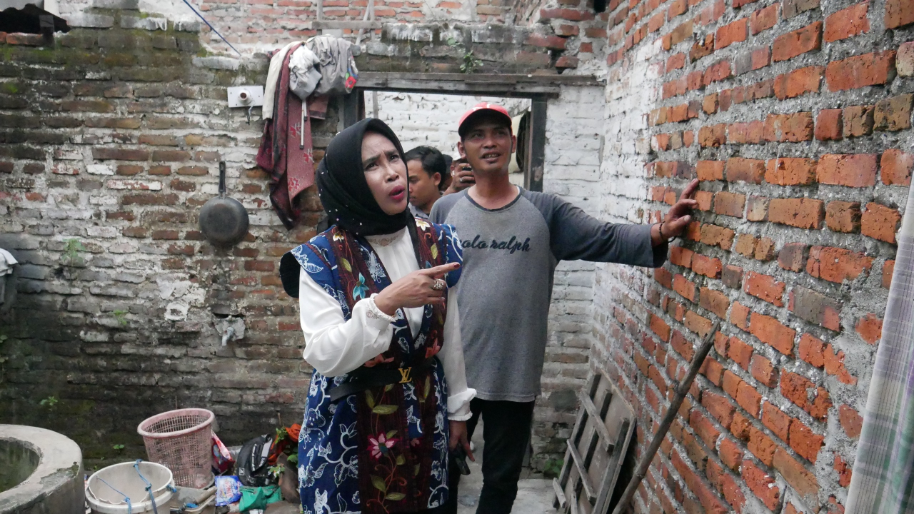 Wakil Bupati Mimik Idayana Gercep Bantu Perbaikan Rumah Warga Sumput Terkena Angin Kencang