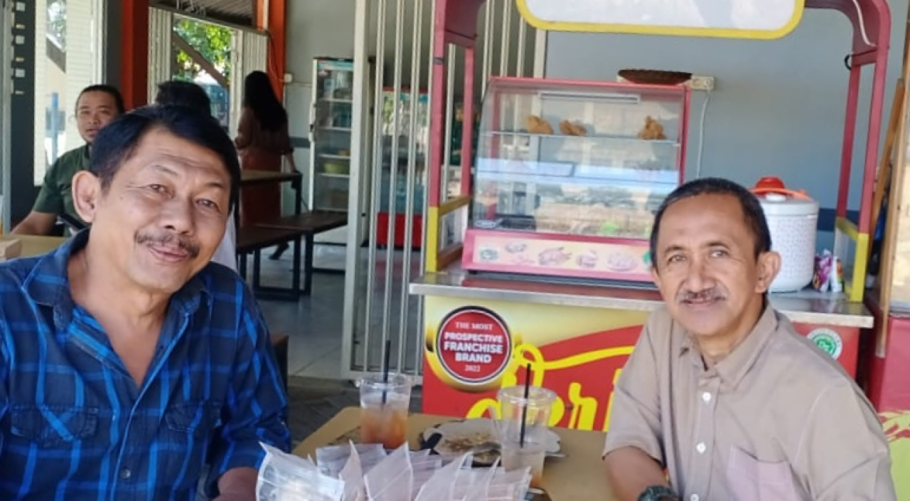 Achmad Pramudito (kanan) bersama rekannya. (Ist)