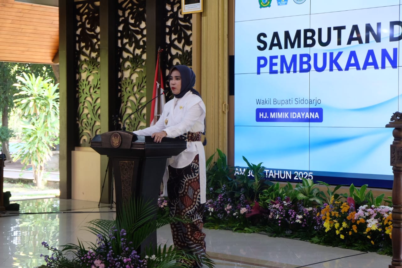 Wabup Sidoarjo Mimik Idayana membuka kegiatan Pengembangan Keprofesian Berkelanjutan (PKB) Guru SD Kecamatan Prambon Tahun 2025 yang dilaksanakan di Pendopo Delta Wibawa. (Ist)