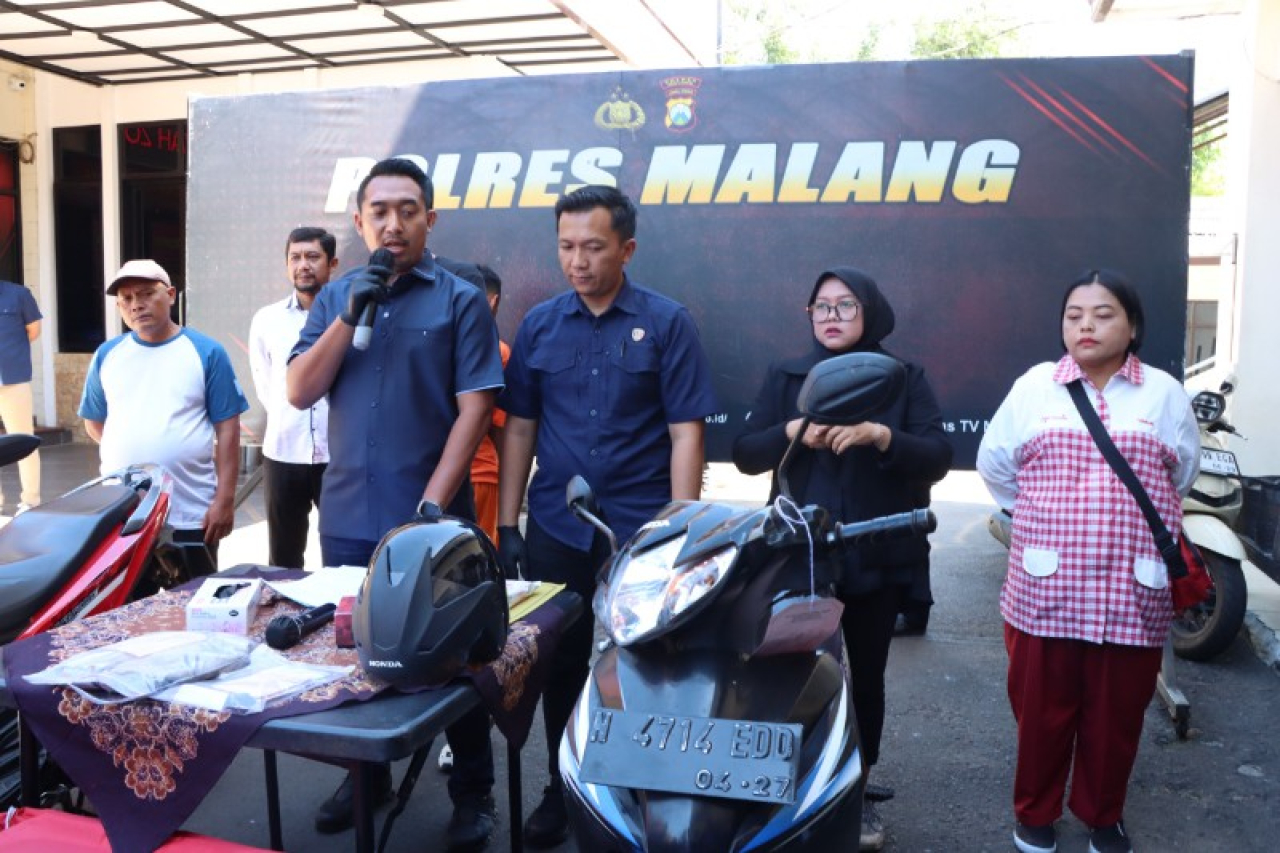 Polres Malang mengadakan konferensi pers terkait pengungkapan kasus pencurian motor kurir Yakult. (ist)