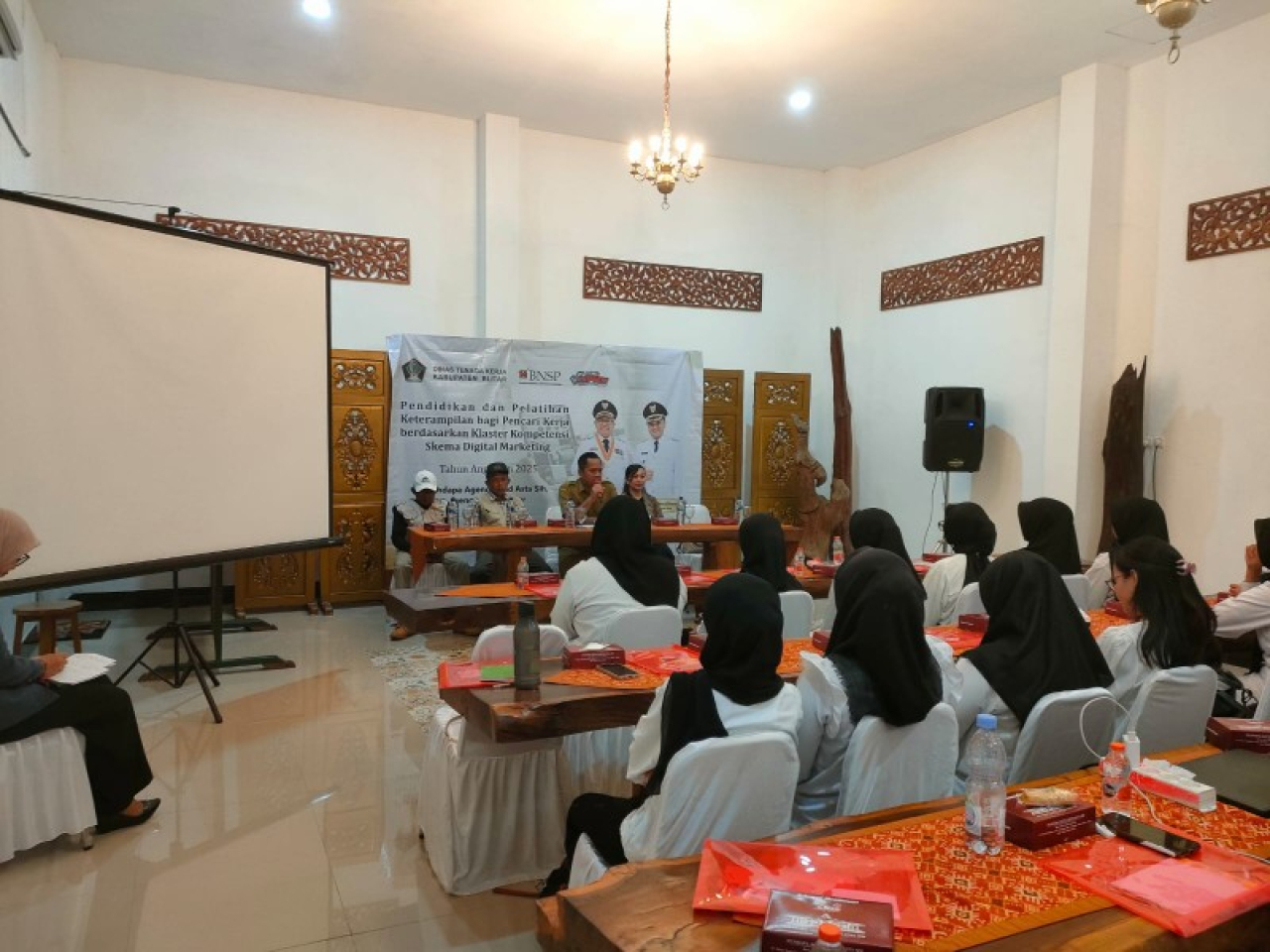 Para pencari kerja diajari marketing digital oleh Disnaker Kabupaten Blitar. (ist)