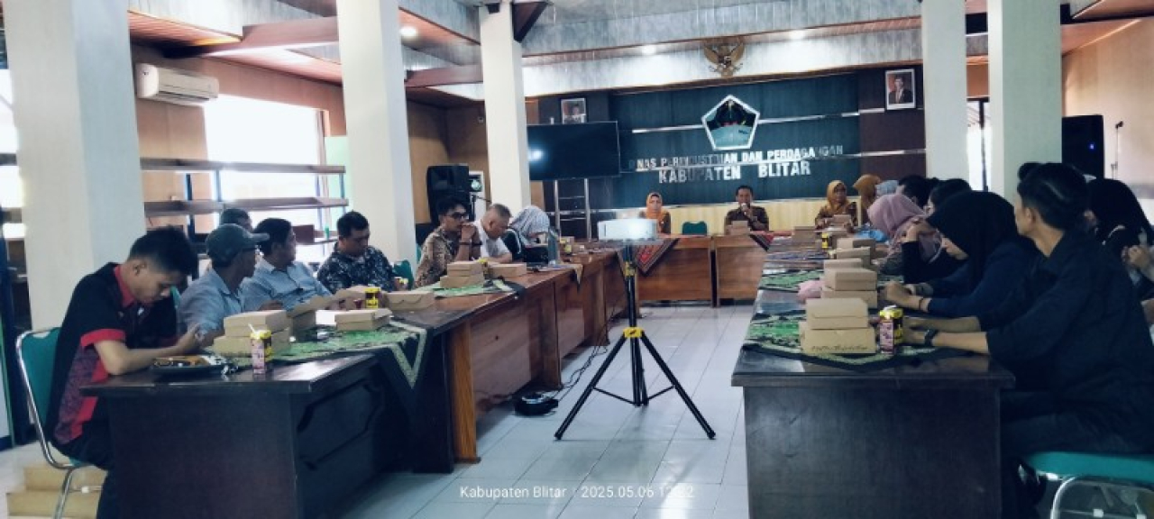 Kadis Perindag Kab Blitar Darmadi, mengadakan Rakor dengan pelaku Industri Pabrik Rokok di Aula Perindag (ist)