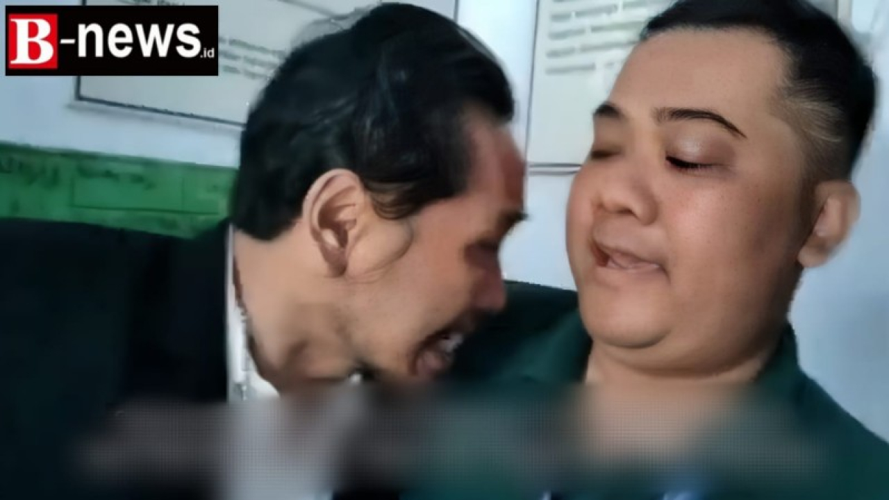 Video berdurasi 12 menit 42 detik yang diunggah oleh akun YouTube Dhuta Ekspresi Banyuwangi itu, nampak Yunus beberapa kali menyodorkan kepala ke wajah Petugas KSP Bina Artha. (ist)