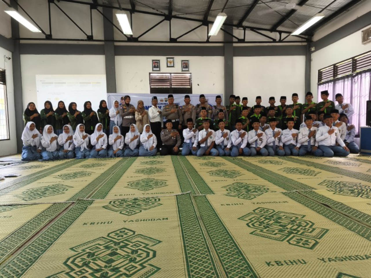 Polres Blitar Gelar Coaching Clinic di Ponpes Mambaul Hisan Beri Edukasi Road Safety. (ist)