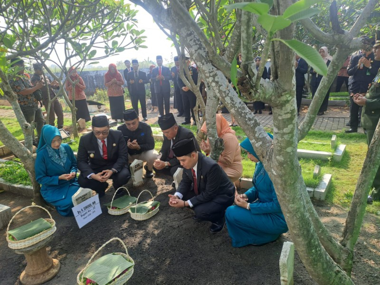 Bupati Gus Barra Ziarah ke Makam Mendiang Bupati Mojokerto, Wujud Hormati Jasa Bupati Pendahulunya