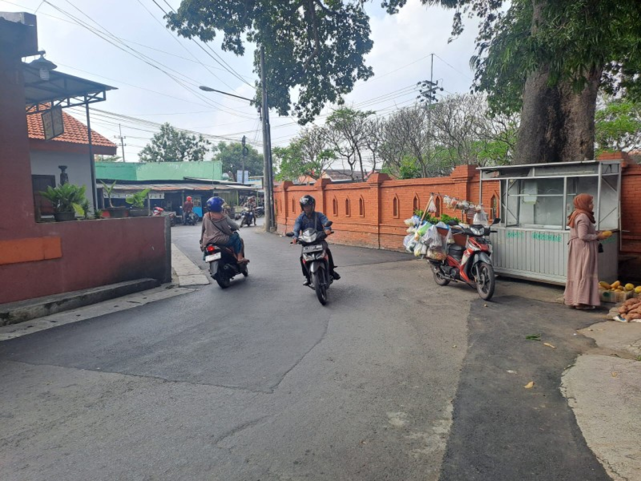 Jalan depan makam Tropodo Kelurahan Meri Kec. Kranggan Kota Mojokerto. (foto: eko/B-news.id eko)