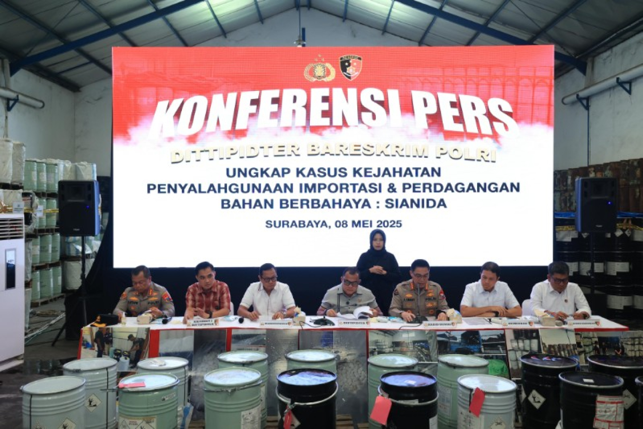 Kombes Pol. Jules Abraham Abast saat konferensi pers terkait pengungkapan perdagangan ikegal sianida. (ist)