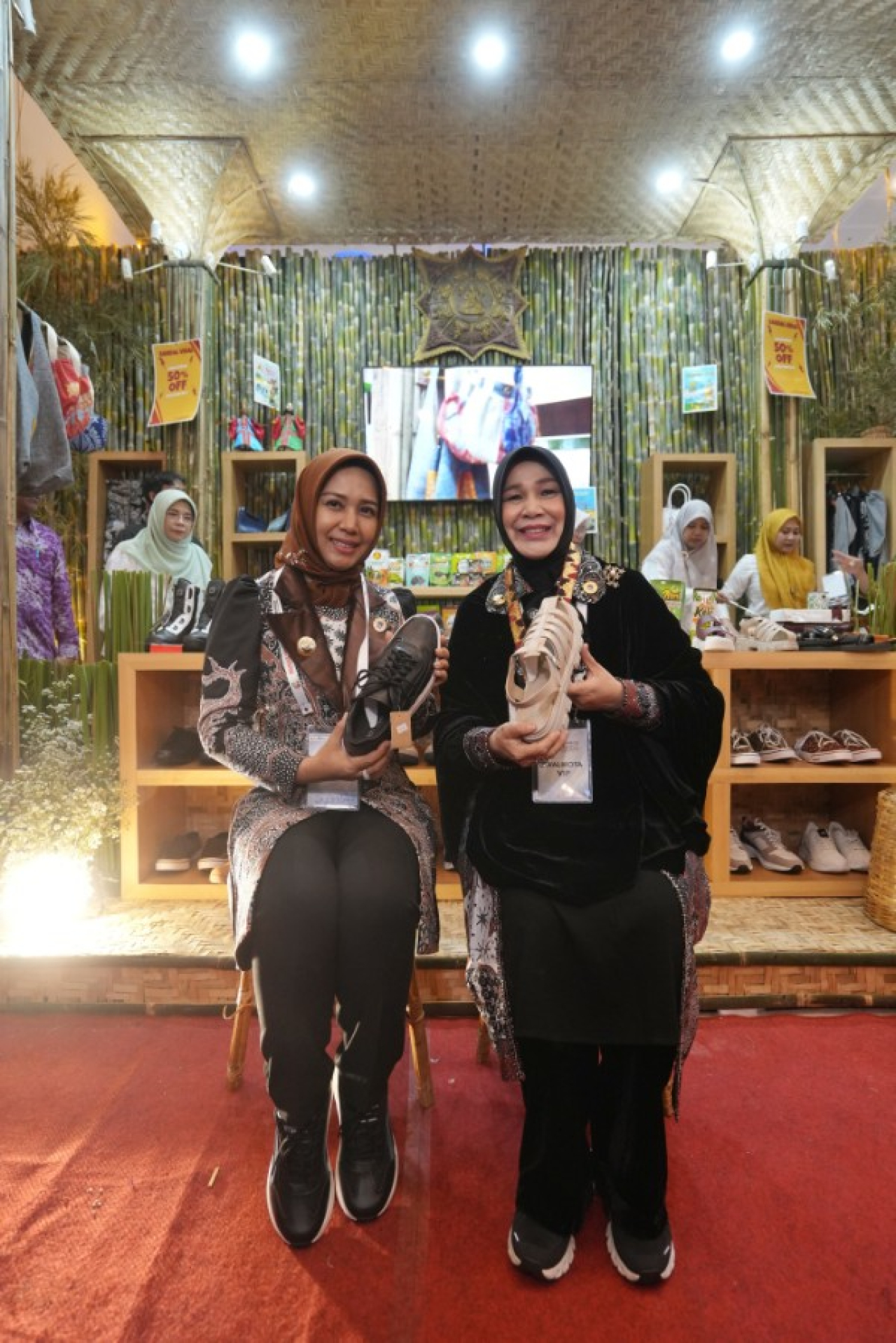 Wali Kota Mojokerto Ika Puspitasari menghadiahkan sepatu UKM Mojokerto kepada Wali Kota peserta APEKSI. (ist)