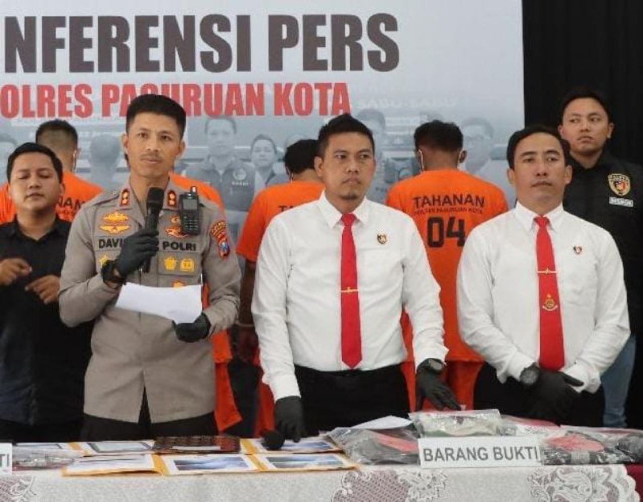 AKBP Davis Busin Siswara saat konferensi pers terkait pengungkapan kasus premanisme. (ist)