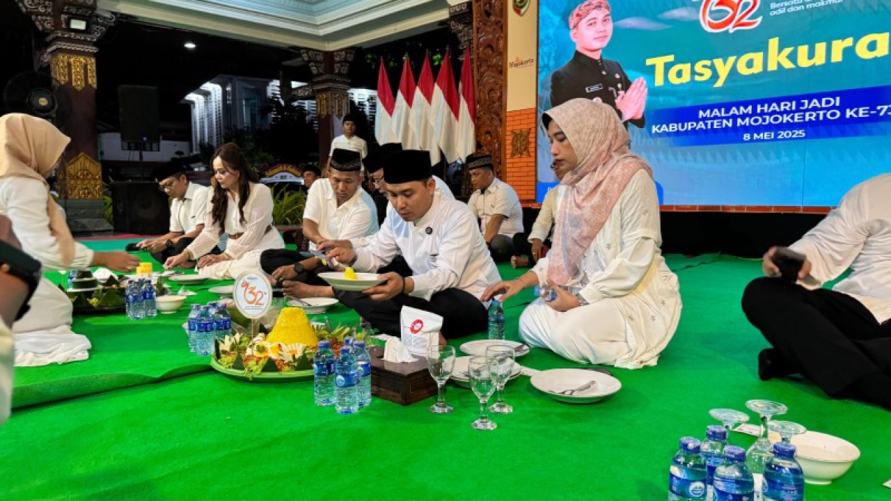 Bupati Mojokerto Gus Barra bersama Forkopimda Kabupaten Mojokerto rame-rame menikmati nasi tumpeng. ( ist)