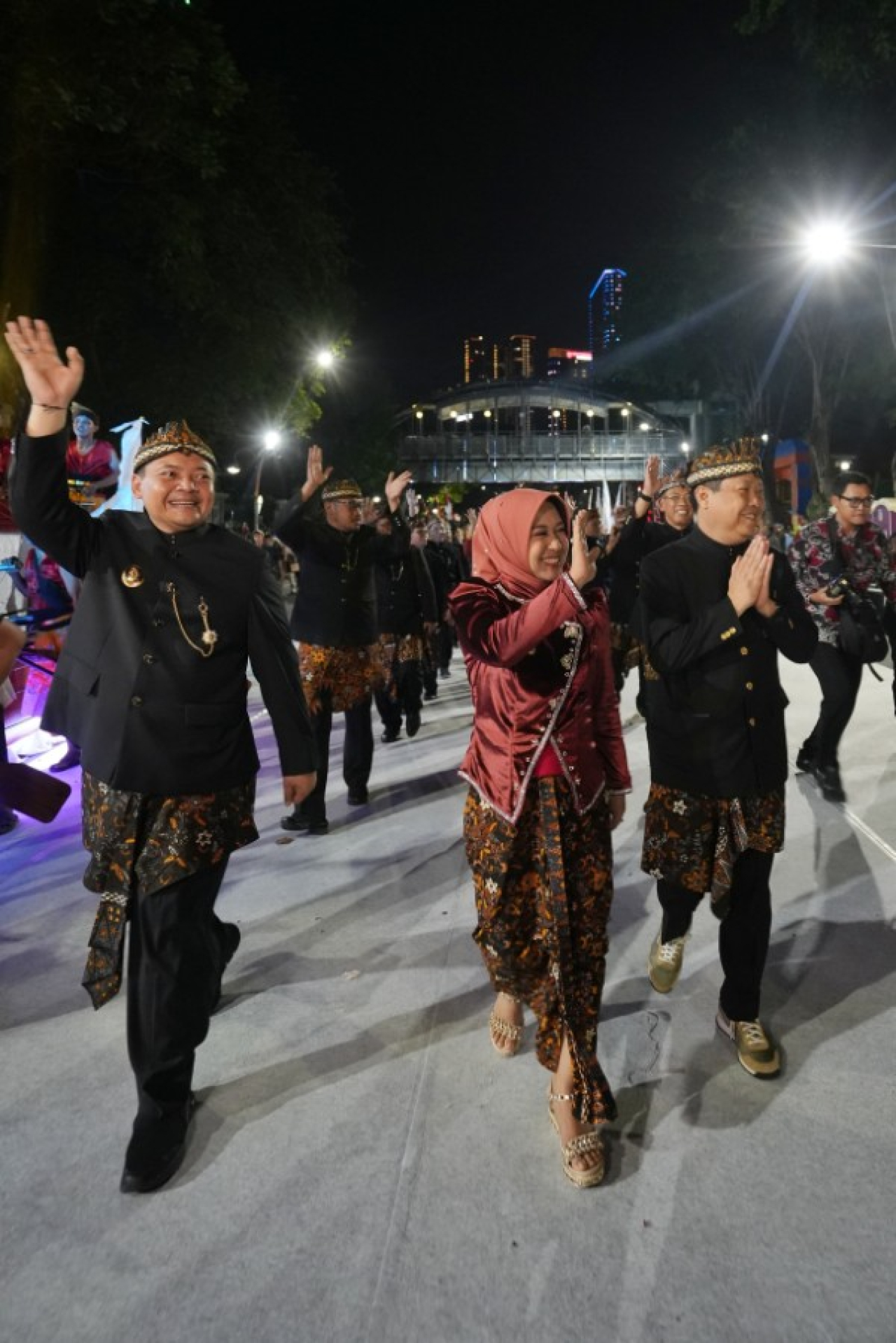 Ning Ita dan Cak Sandi berjalan turut Sendratasik Mpu Nala di Light Culture Parade APEKSI di Surabaya. (ist)