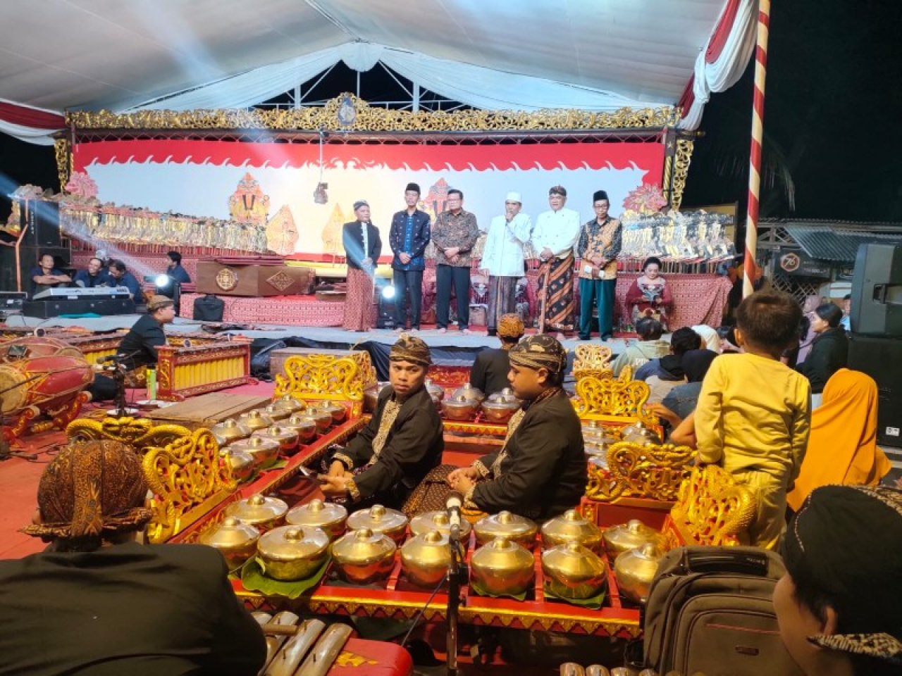 Pentas Wayang Kulit Warnai Tradisi Bersih Desa Plumpungrejo. (ist)