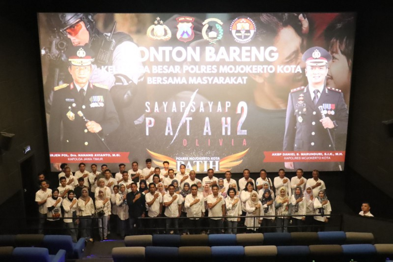 Kapolres Mojokerto Kota AKBP Daniel S Marunduri didampingi Ketua Bhayangkari Ny Andani Daniel bersama jajaran PJU Polres Mojokerto Kota bersama pelajar nobar film Sayap-sayap Patah 2. (ist)