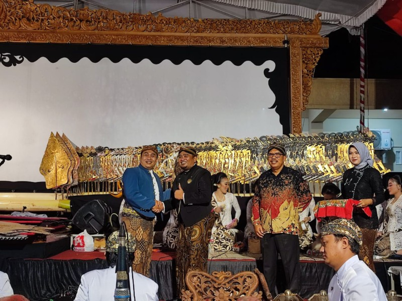 Penyerahan tokoh wayang ke Ki dalang Anom Dwijokangko. (ist)