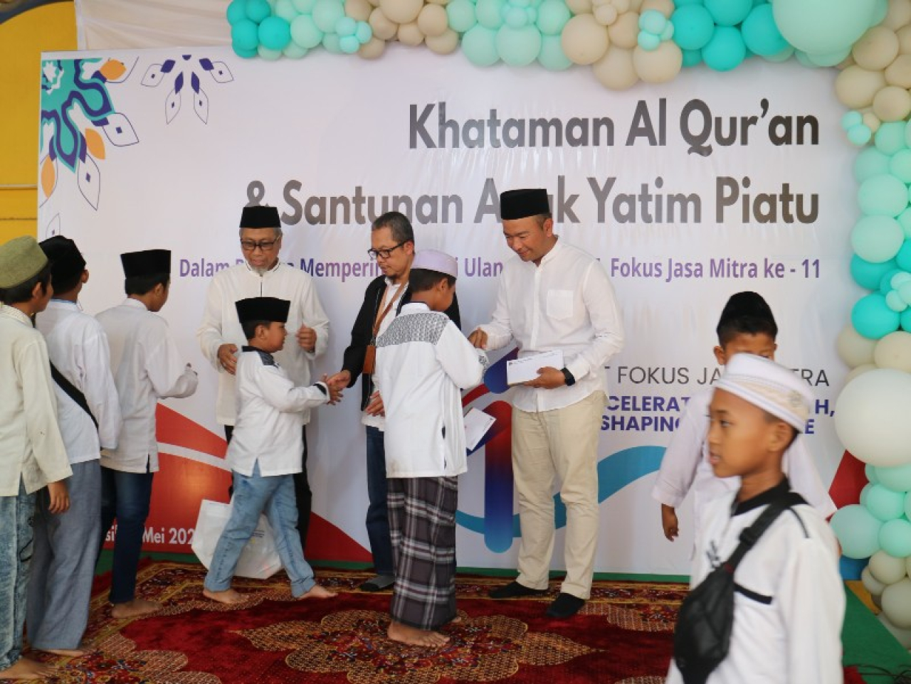 Dirut PT FJM Abdul Kohar memberikan santunan yatim. (ist)