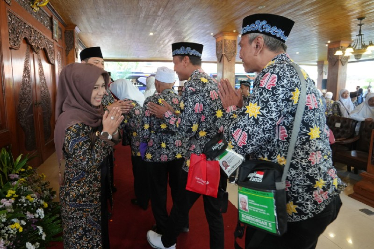 Wali Kota Mojokerto Ika Puspitasari memberangkatkan CJH Kota Mojokerto 2025. (ist)