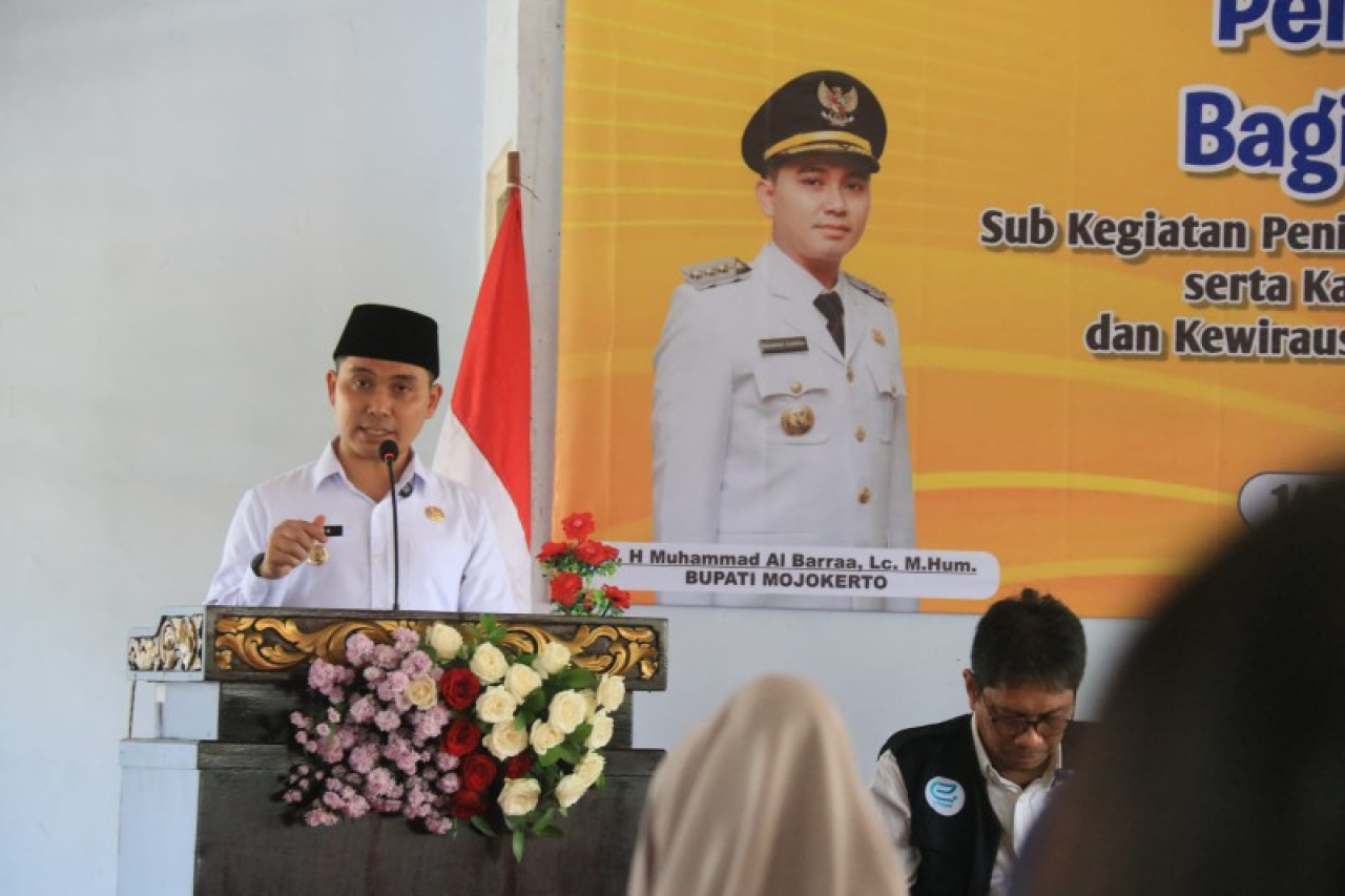 Bupati Gus Barra saat memberikan sambutan dan arahannya dalam pelatihan manajerial usaha alas kaki. (ist)