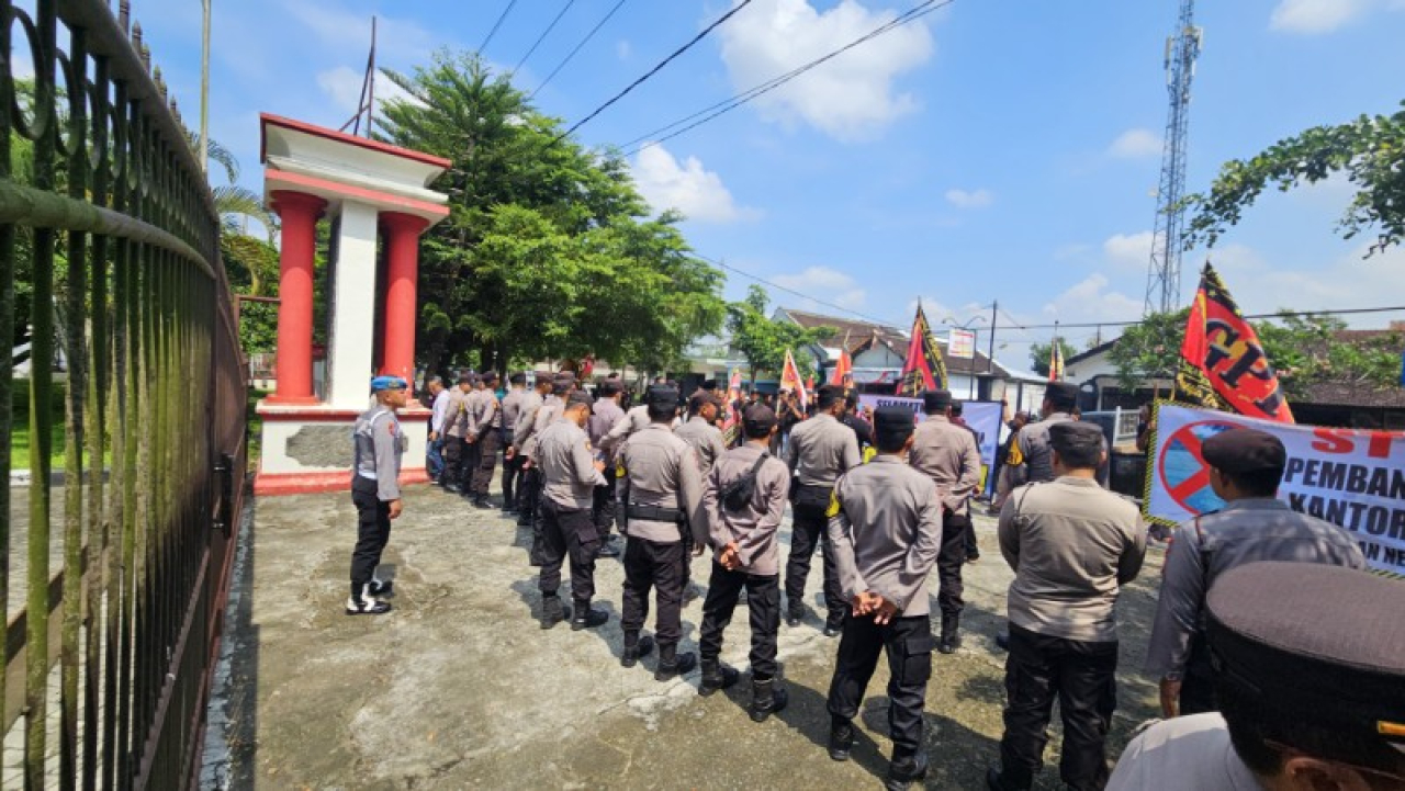 Polres Blitar Amankan Aksi Unjuk Rasa LSM GPI di Kantor DPRD Kabupaten Blitar