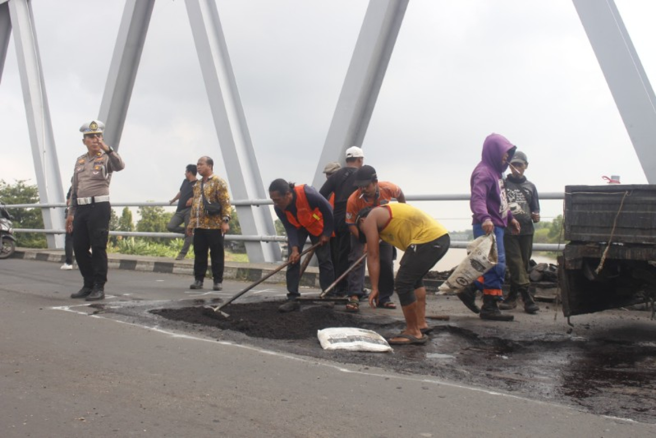 Polres Mojokerto Kota Gercep langsung tindak lanjut ke PUPR, tambal aspal berlubang di Jembatan Gajah Mada. (ist)