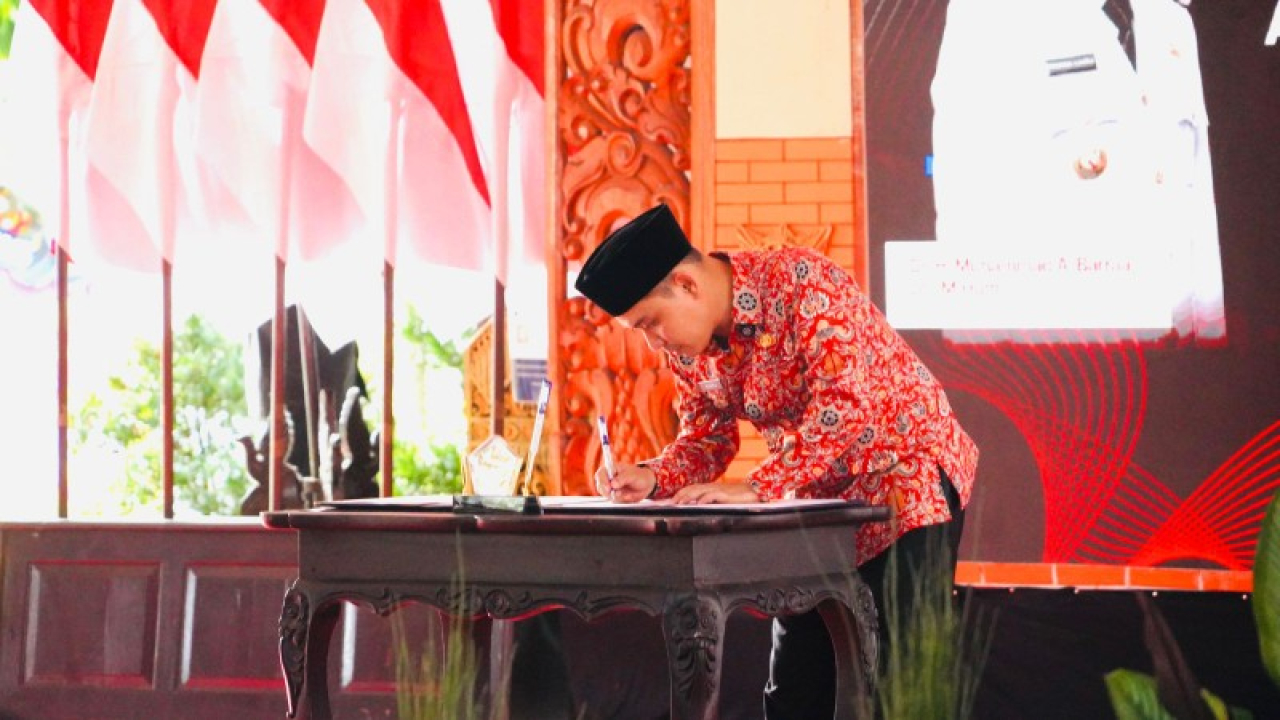 Bupati Mojokerto Gus Barra menandatangani persetujuan pinjaman lunak kepada 120 koperasi merah putih di tingkat desa. (ist)