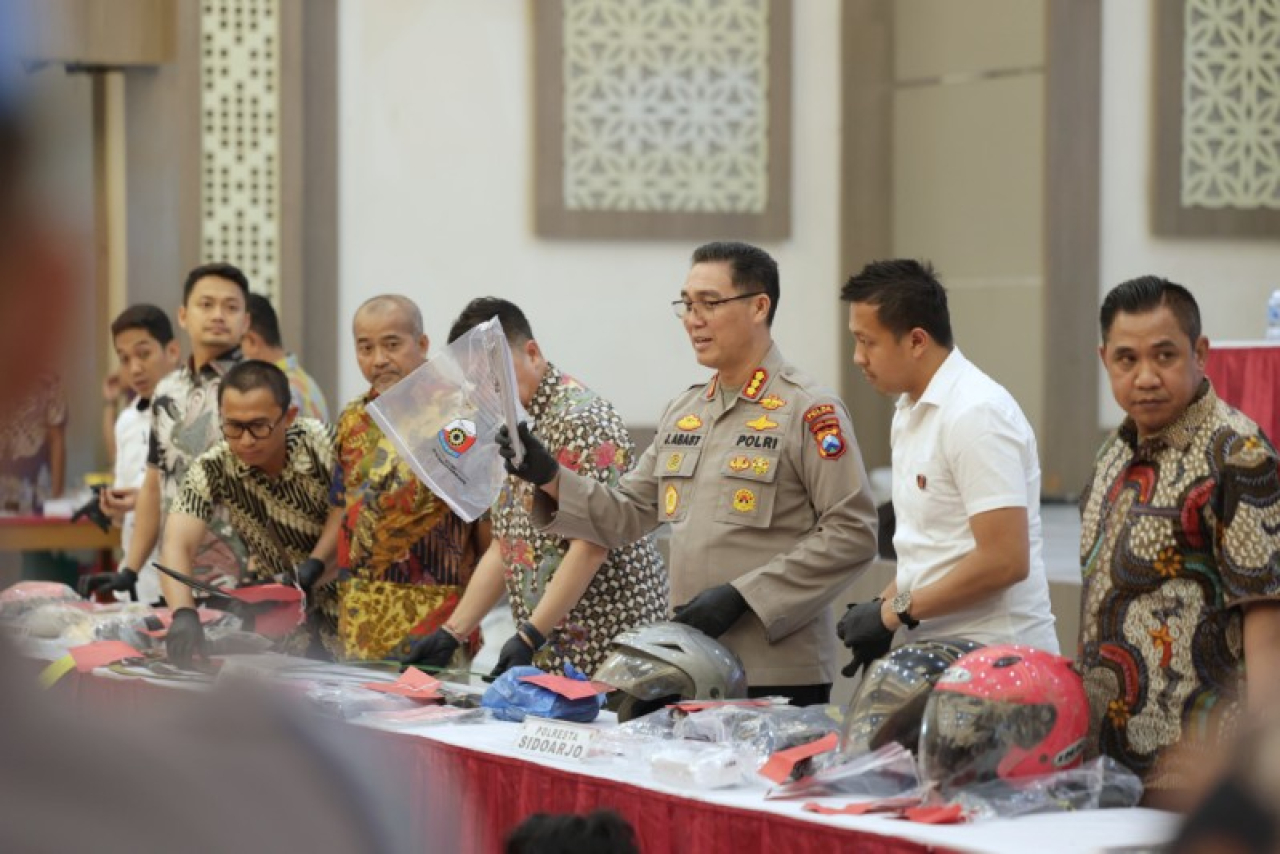 Konferensi pers terkait keberhasilan pengungkapan sejumlah kasus oleh Polda Jatim. (ist)