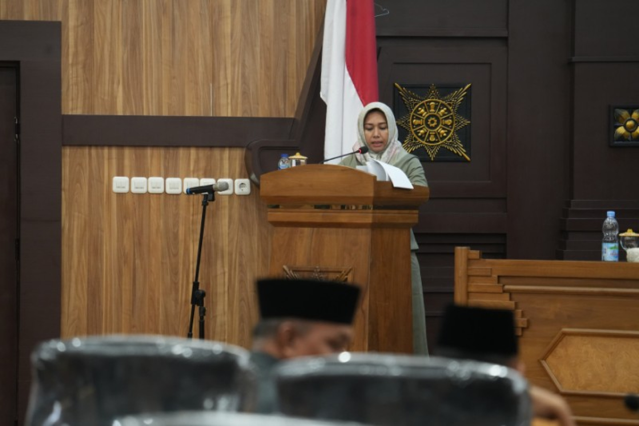 Wali Kota Mojokerto Ika Puspitasari saat menyampaikan jawaban atas pandangan umum fraksi-fraksi DPRD terkait Raperda Pertanggungjawaban APBD 2024. (ist)
