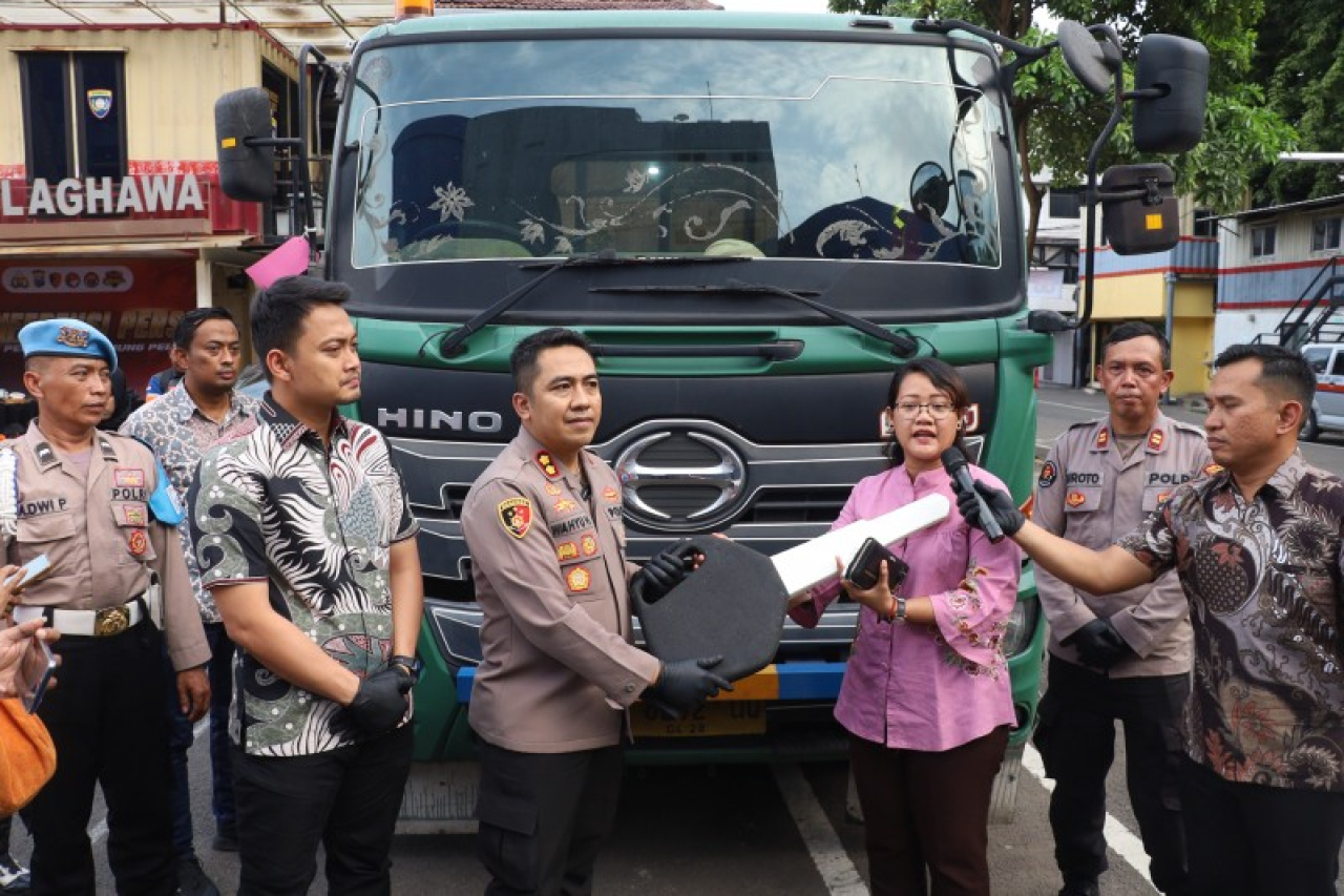 Kapolres Tanjungperak AKBP Wahyu Hidayat menyerahkan kembali kendaraan kontainer yang sempat hilang kepada Rinjani pemiliknya. (ist)