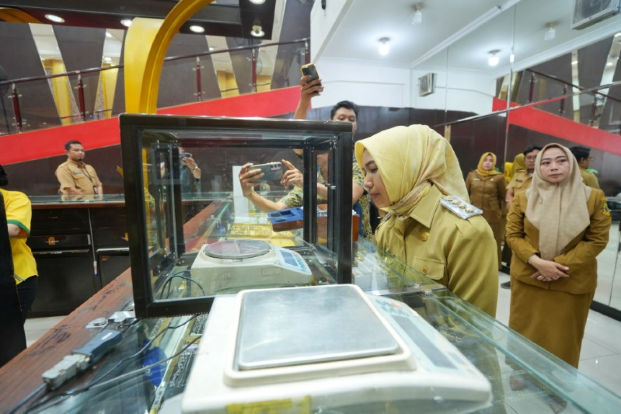 Wali Kota Mojokerto Ika Puspitasari melihat langsung pengecekan keakuratan timbangan di toko emas. (ist)
