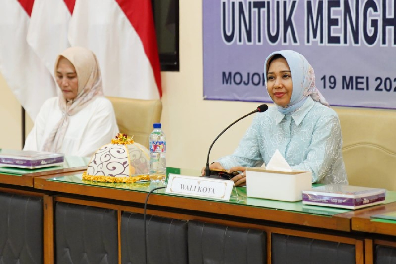 Wali Kota Mojokerto Ika Puspitasari saat menyampaikan pesannya kepada karang taruna Kecamatan Kranggan terkait literasi digital. (ist)