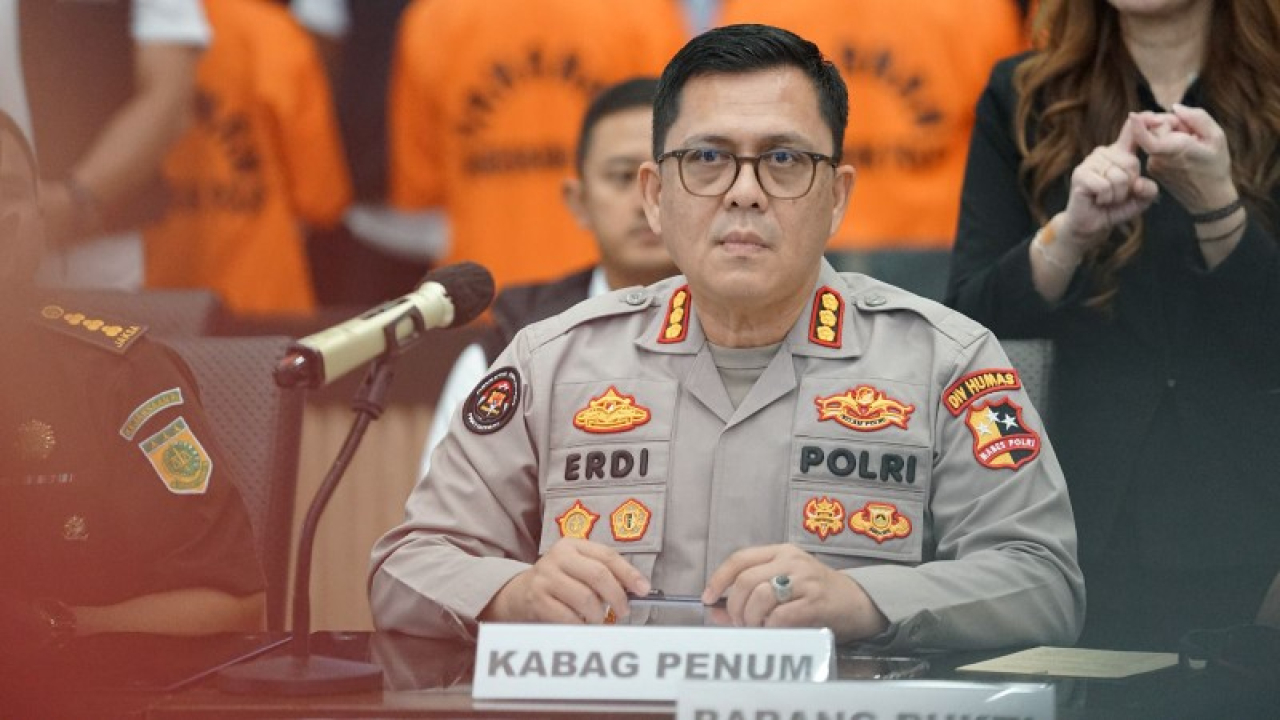 Kabagpenum Divhumas Polri Kombes Pol. Erdi A Chaniago dalam keterangan persnya terkait platform medsos dengan konten penyimpangan seksual. (ist)